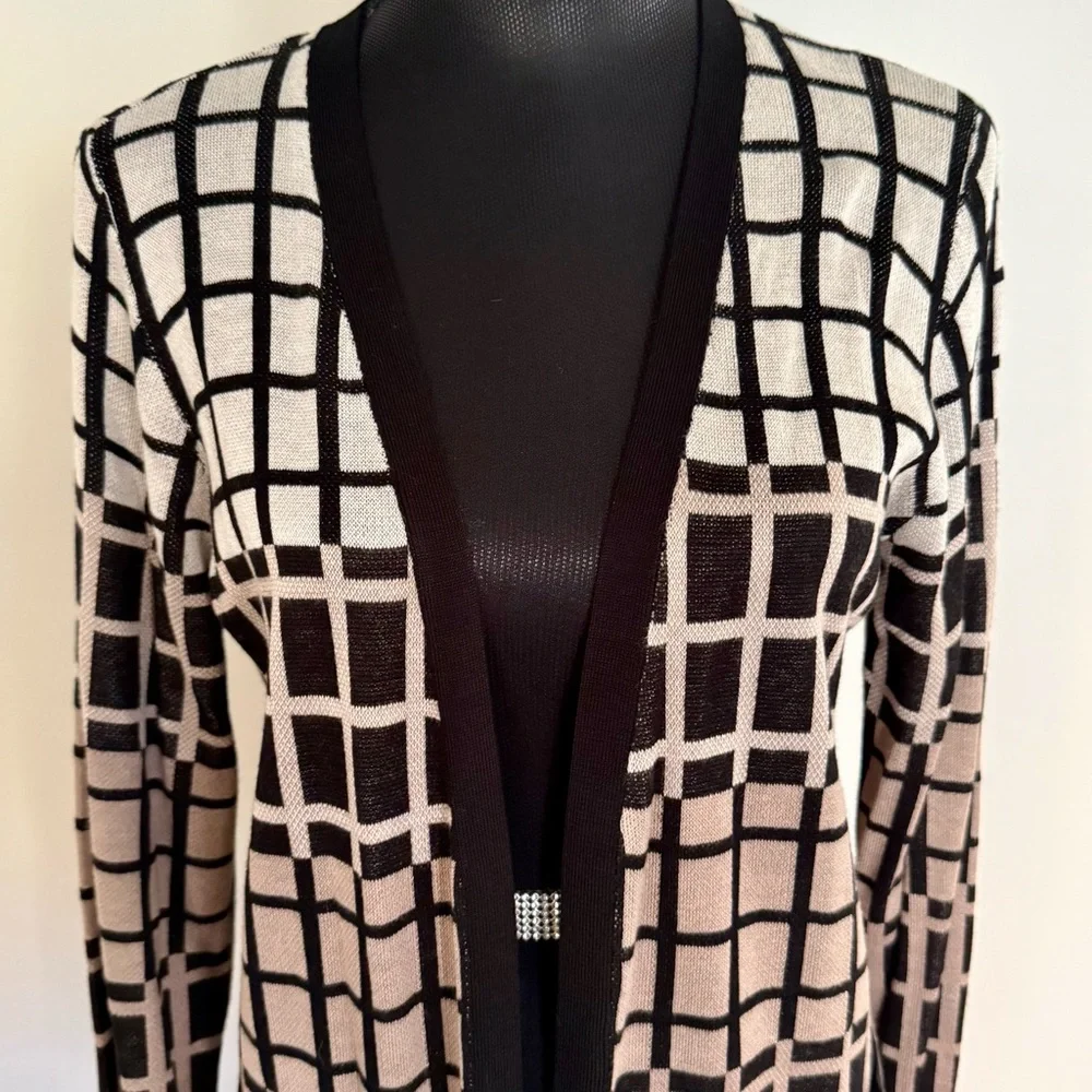 Elegant Black and Beige Grid Pattern Cardigan - Picture 4 of 7
